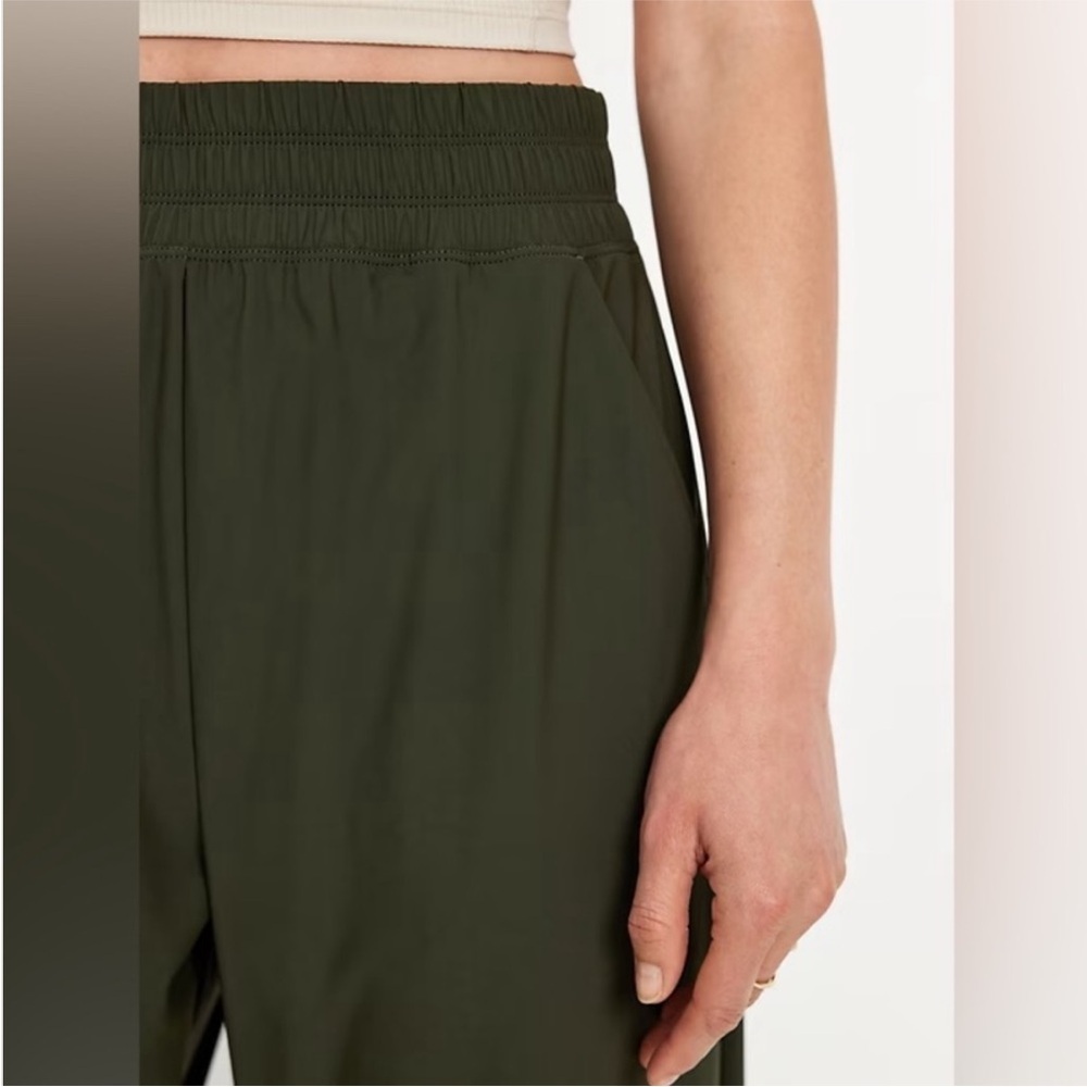 NWT! Old Navy Ancient Forest High-Waisted Sleektech Barrel Ankle Pant - Picture 3 of 10